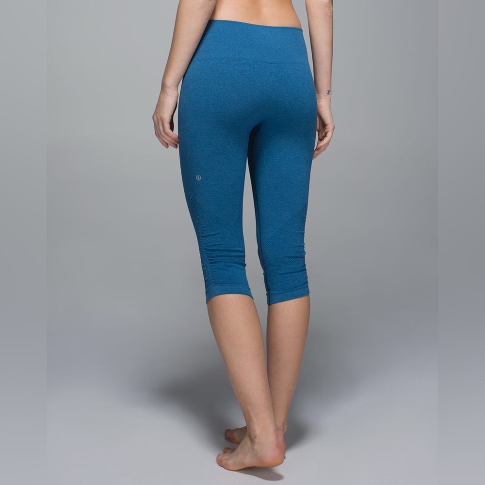 Lululemon In The Flow Crop II Tights in Heathered Jet Set Blue, Women’s size 8
